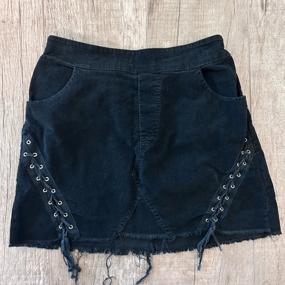 Edgy black mini skirt with several details to make a good fit
